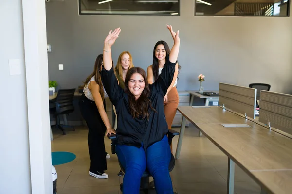 Mulheres Felizes Brincando Rindo Enquanto Divertindo Escritório Fazendo Uma Pausa — Fotografia de Stock