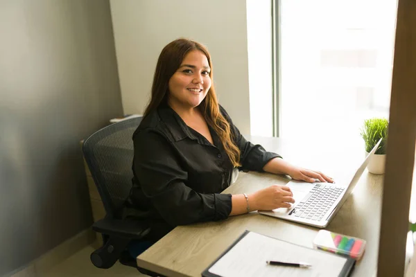Hispanic Attractive Woman Smiling Looking Camera While Feeling Happy Work — Foto de Stock