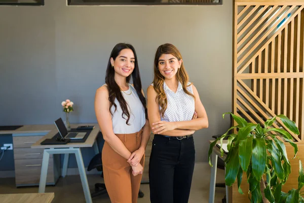Mulheres Negócios Latinas Lindas Parceiros Sentindo Felizes Depois Terminar Projeto — Fotografia de Stock
