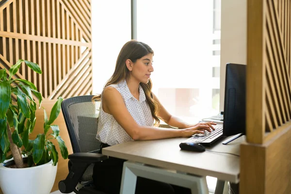 Mulher Bonita Chefe Digitando Relatório Trabalho Apresentação Vendas Laptop Enquanto — Fotografia de Stock