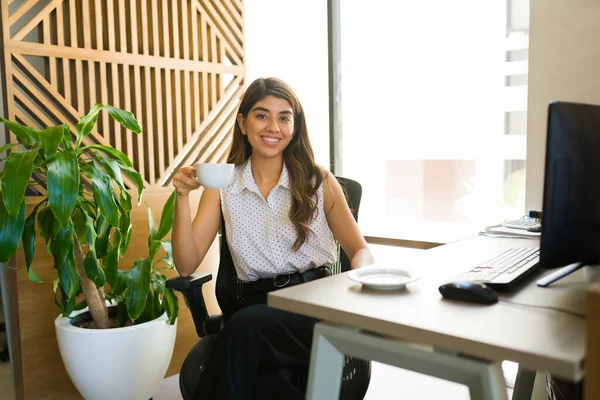 Latin Female Boss Enjoying Cup Coffee Looking Happy While Arriving — Zdjęcie stockowe