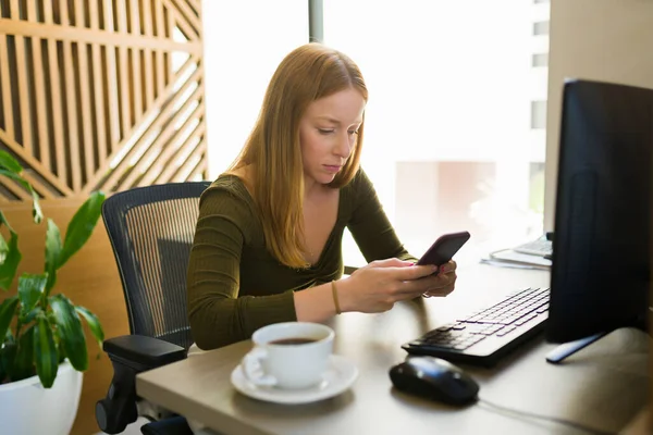 Businesswoman Sitting Her Office Desk While Texting Clients Smartphone While — Stockfoto