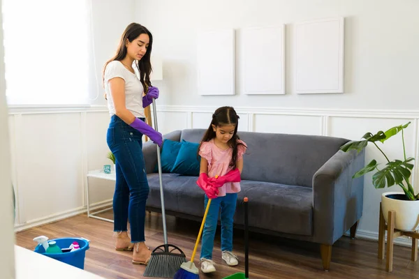 Attractive Hispanic Mother Sweeping Living Room Little Kid Helping Clean — Stock Photo, Image
