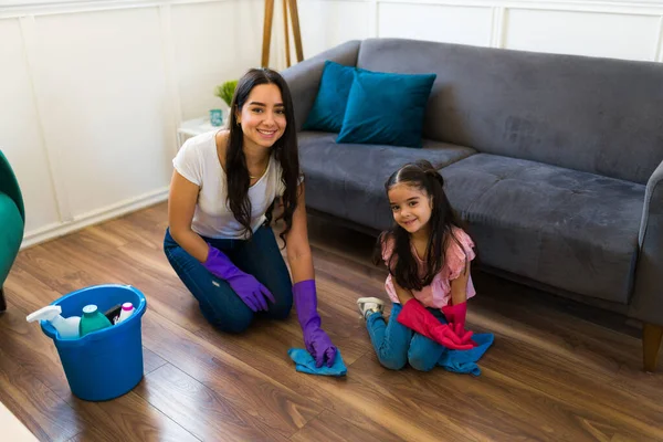 Gorgeous Mother Her Young Daughter Using Cleaning Products Floor Living — Zdjęcie stockowe