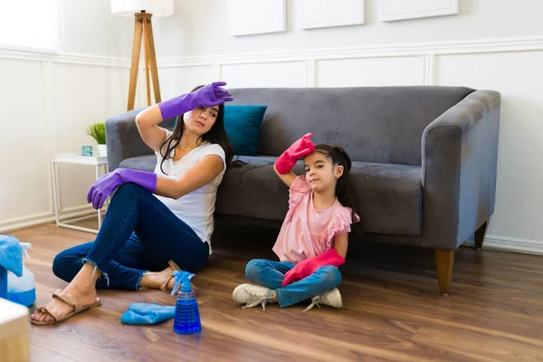 Exhausted Mom Little Kid Feeling Very Tired Sweating Cleaning House — Foto Stock