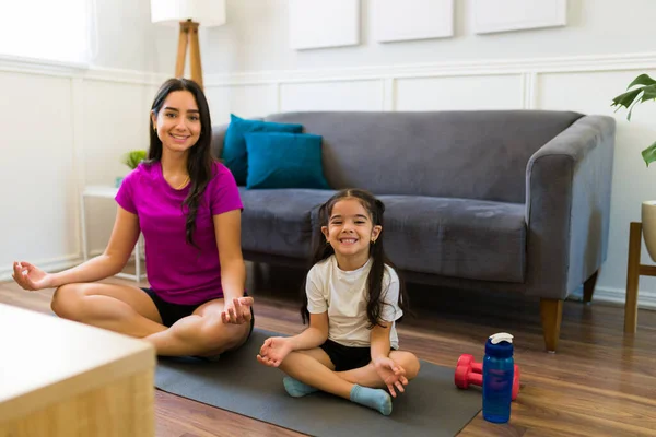 Cheerful Young Mother Feeling Relaxed Doing Meditation Exercises Her Little — 图库照片