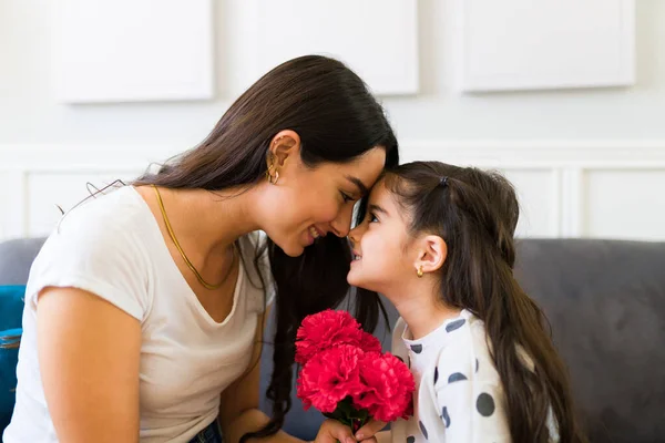 Profile Loving Attractive Mother Young Daughter Celebrating Mother Day Bouquet — Stockfoto