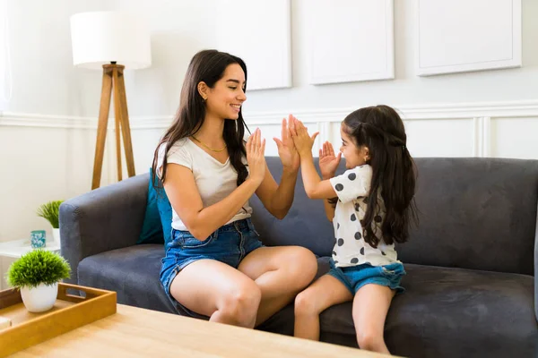 Allegro Madre Figlia Giocare Gioco Canto Applausi Mentre Diverte Soggiorno — Foto Stock