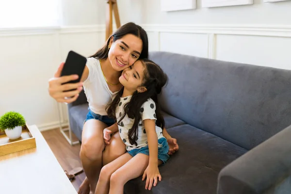 Krásná Matka Malý Kluk Úsměvem Objímání Při Braní Selfie Spolu — Stock fotografie