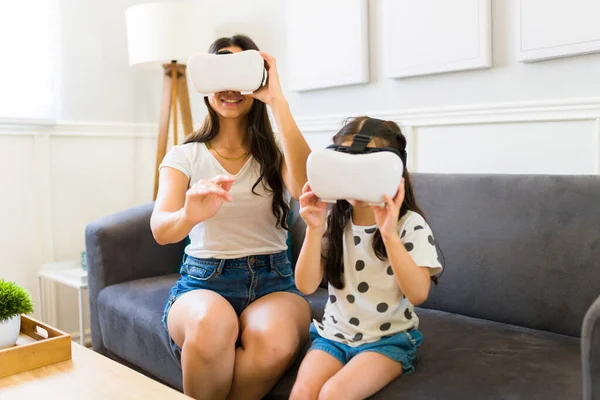 Fun Young Mother Little Girl Using Glasses Playing Virtual Reality — Φωτογραφία Αρχείου