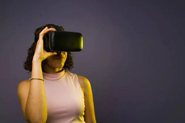 Attractive Woman Putting Virtual Reality Glasses Using Immersive Technology Standing — Φωτογραφία Αρχείου