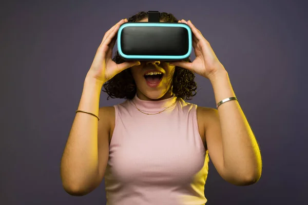Excited Young Woman Looking Virtual Reality Video Using Glasses Looking — Φωτογραφία Αρχείου