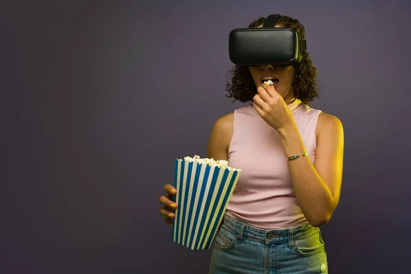 Brunette Young Woman Eating Popcorn Watching Virtual Reality Video Movie — Φωτογραφία Αρχείου