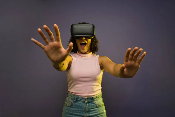 Surprised Woman Glasses Looking Excited While Trying Immersive Technology Trying — Φωτογραφία Αρχείου
