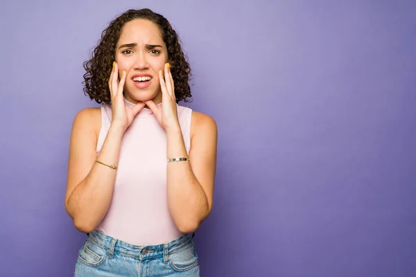 Scared Woman Curly Hair Her Hands Face Screaming Fear Feeling — Stock Photo, Image