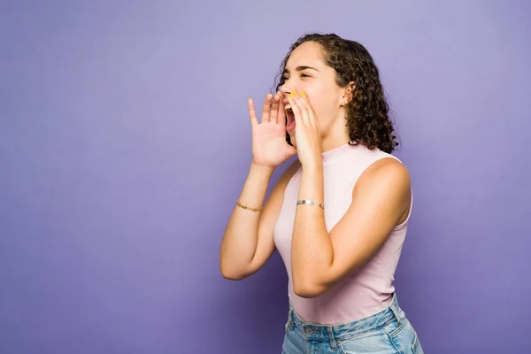 Annoyed Young Woman Looking Angry While Screaming Shouting Announcement Message — Stock Photo, Image