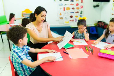 Kendini anaokulu öğrencileriyle konuşmaya adamış bir öğretmen anaokulu dersi sırasında yazmayı ve numaraları öğreniyor. 