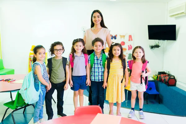 Vorschullehrerin Lächelt Und Posiert Mit Multirassischen Schülern Während Einer Stunde — Stockfoto