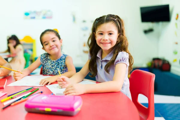 Liebenswertes Junges Mädchen Und Kindergartenschülerin Lächelt Während Sie Einen Bleistift — Stockfoto