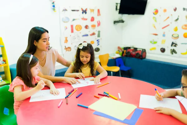 Kindergarten Teacher Teaching Children Students Giving Homework Assignments Preschool Lesson — Foto de Stock