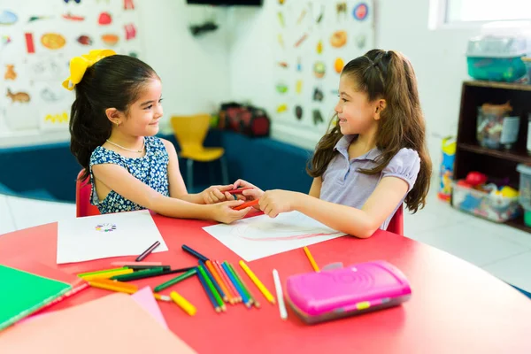 Adorable Happy Girls Preschool Sharing Color Pencils While Coloring Learning — Stockfoto