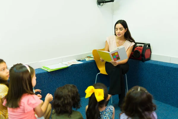 Przedszkolaki Słuchające Przedszkolanki Czytające Bajki Podczas Lekcji Szkole — Zdjęcie stockowe