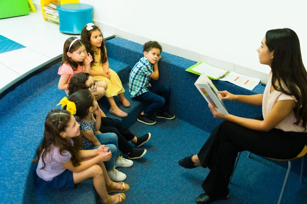 Focused Young Kids Enjoying Listening Kindergarten Teacher Reading Children Book — Foto Stock