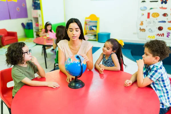 Schöne Vorschullehrerin Bringt Ihren Kindergartenkindern Geografie Bei Indem Sie Eine — Stockfoto