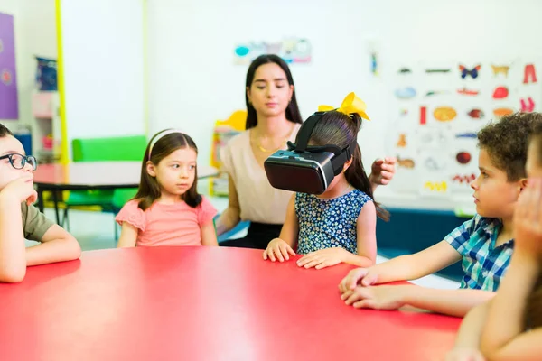 Маленькая Девочка Использующая Очки Виртуальной Реальности Обучение Технологией Виртуальной Реальности — стоковое фото