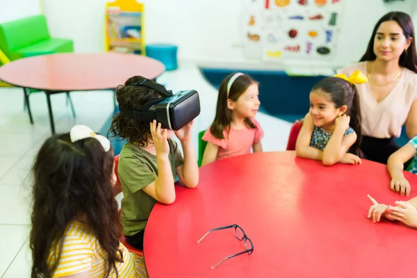 Caucasian Young Boy Preschool Using Virtual Reality Glasses Playing Educational — ストック写真