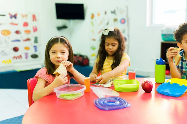 Piękne Kaukaskie Dziewczyna Jedzenie Kanapka Przedszkola Przyjaciele Korzystających Przerwy Lunch — Zdjęcie stockowe
