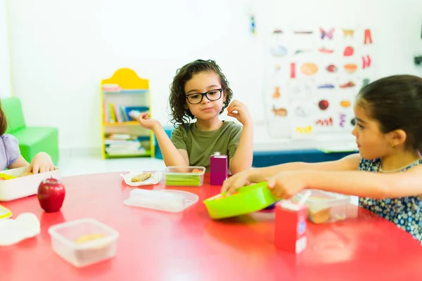 Young Little Boy Friends Preschool Eating Healthy Snacks Lunch Break — Stockfoto