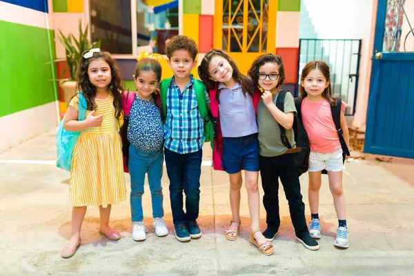 Boldog Vegyes Fajú Csoport Óvodás Gyerekek Hordanak Hátizsákot Miközben Óvodába — Stock Fotó