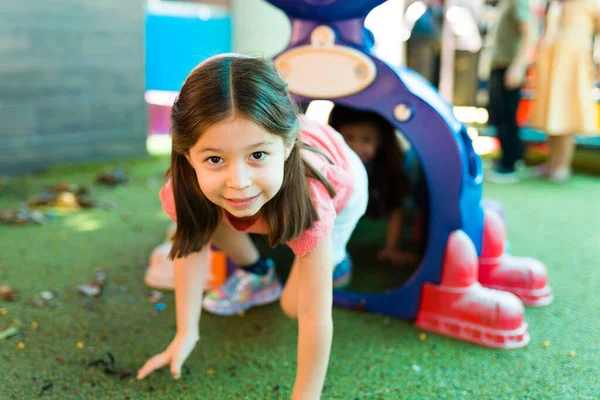Mooi Klein Meisje Kruipen Spelen Met Haar Vrienden Kleuterschool Speeltuin — Stockfoto