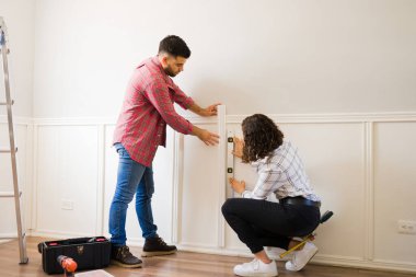 Çekici kadın ve erkek yeni evlerini yenilerken evlerinde tadilat yapıyorlar.