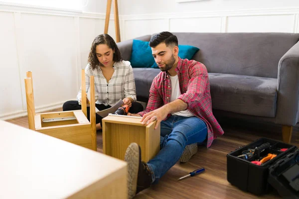 Young Couple Assembling New Furniture Home While Using Drill Living — Stok fotoğraf
