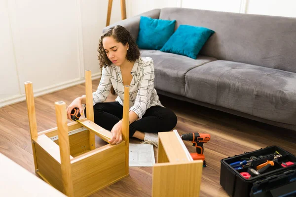 Beautiful Handy Woman Using Tape Measure Measuring Furniture Assembly Table — Stok fotoğraf