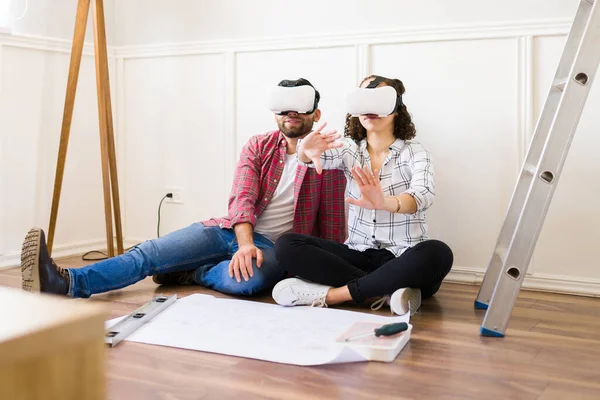 Attractive Couple Doing Virtual Tour New House Virtual Reality Glasses — ストック写真