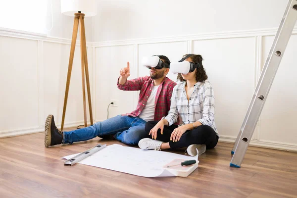 Young Man Woman Using Glasses Using Futuristic Technology Virtual Tour — Stockfoto