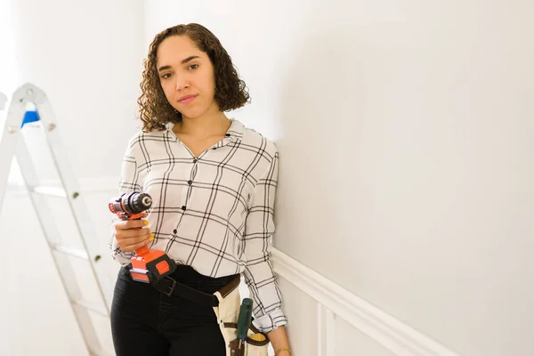 Beautiful Handy Woman Holding Drill Wearing Tool Belt While Repairing — Foto Stock