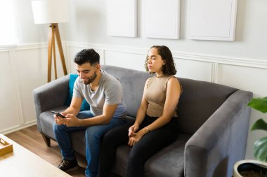 Güvenilmez kız arkadaşı mutlu erkek arkadaşını gözetliyor. Akıllı telefondan mesaj atıyor ve online bir aldatma olayından şüpheleniyor.