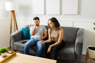 Negatif hamilelik testinden sonra hayal kırıklığına uğramış hissetmeye çalışan, kısırlık sorunu olan üzgün ve stresli çift.