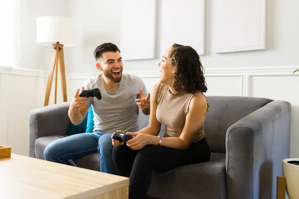 Vrolijke Aantrekkelijke Man Vieren Het Winnen Van Een Video Game — Stockfoto