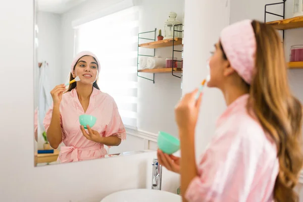 Achteraanzicht Van Een Latijn Jonge Vrouw Kijken Haar Badkamer Spiegel — Stockfoto