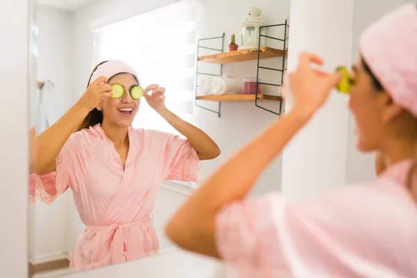 Excited Woman Having Fun Putting Cucumber Slices Her Eyes While —  Fotos de Stock