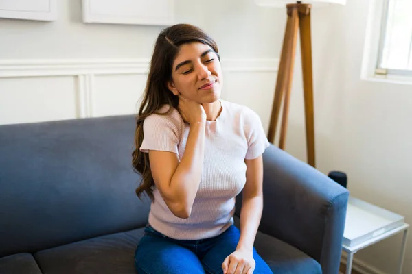 Tired Latin Woman Rubbing Her Neck Stressful Day Suffering Back — Stock Photo, Image