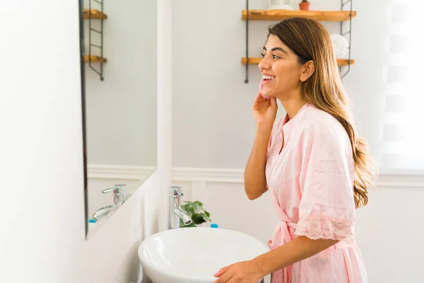 Cheerful Latin Woman Laughing While Washing Her Face Morning Put — Stockfoto