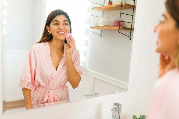 Smiling Young Woman Feeling Happy While Cleaning Her Face Sponge — 图库照片