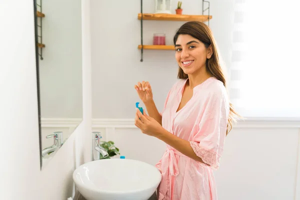 Beautiful Mexican Woman Bathroom Looking Camera While Flossing Brushing Her — Foto Stock