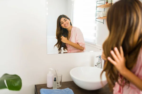 Rear View Cheerful Hispanic Woman Looking Happy While Putting Hair —  Fotos de Stock